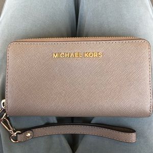 Michael Kors iPhone Wallet/ Wrislet- Beige